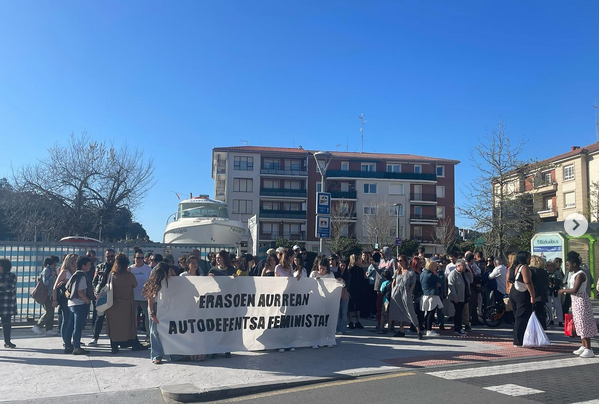 Elkarretaratzea egin dute Danontzat gaztetxean gertatutako eraso matxista salatzeko
