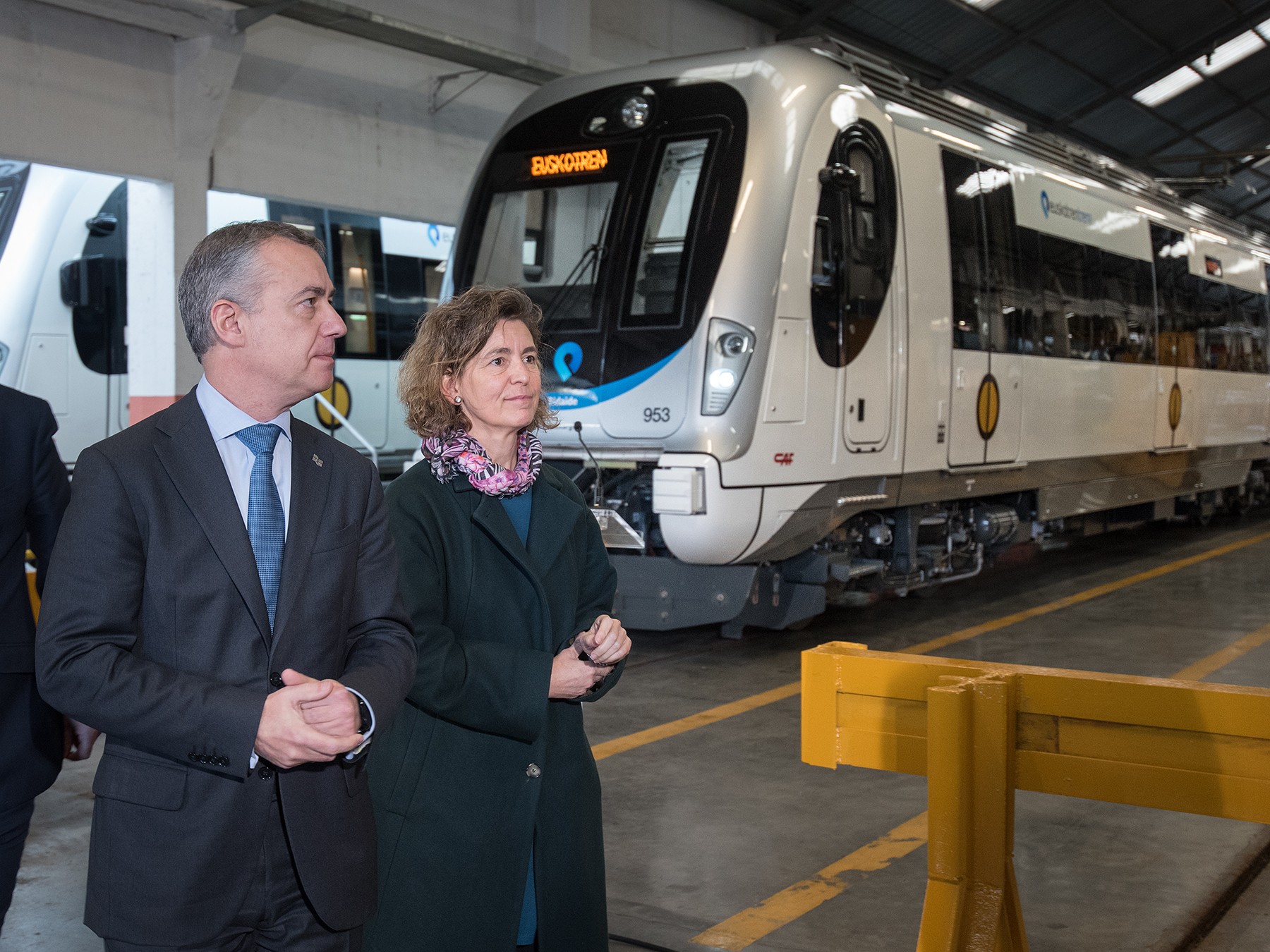 Lutxanako Euskotrenen tailerrean izan da Urkullu, tren berriak aurkezteko