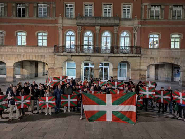 Ez dute Espainiako bandera Erandioko udaletxean zintzilikatuko