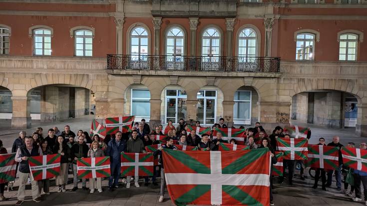 Ez dute Espainiako bandera Erandioko udaletxean zintzilikatuko