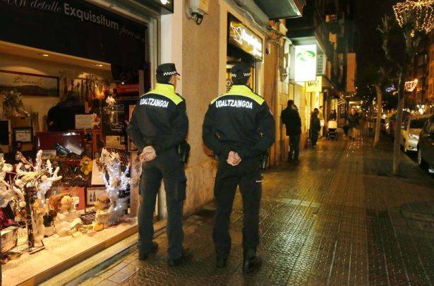 Poliziaren sindikatuek Getxoko udaltzain baten aurkako erasoa salatu dute domekan San Nikolas plazan