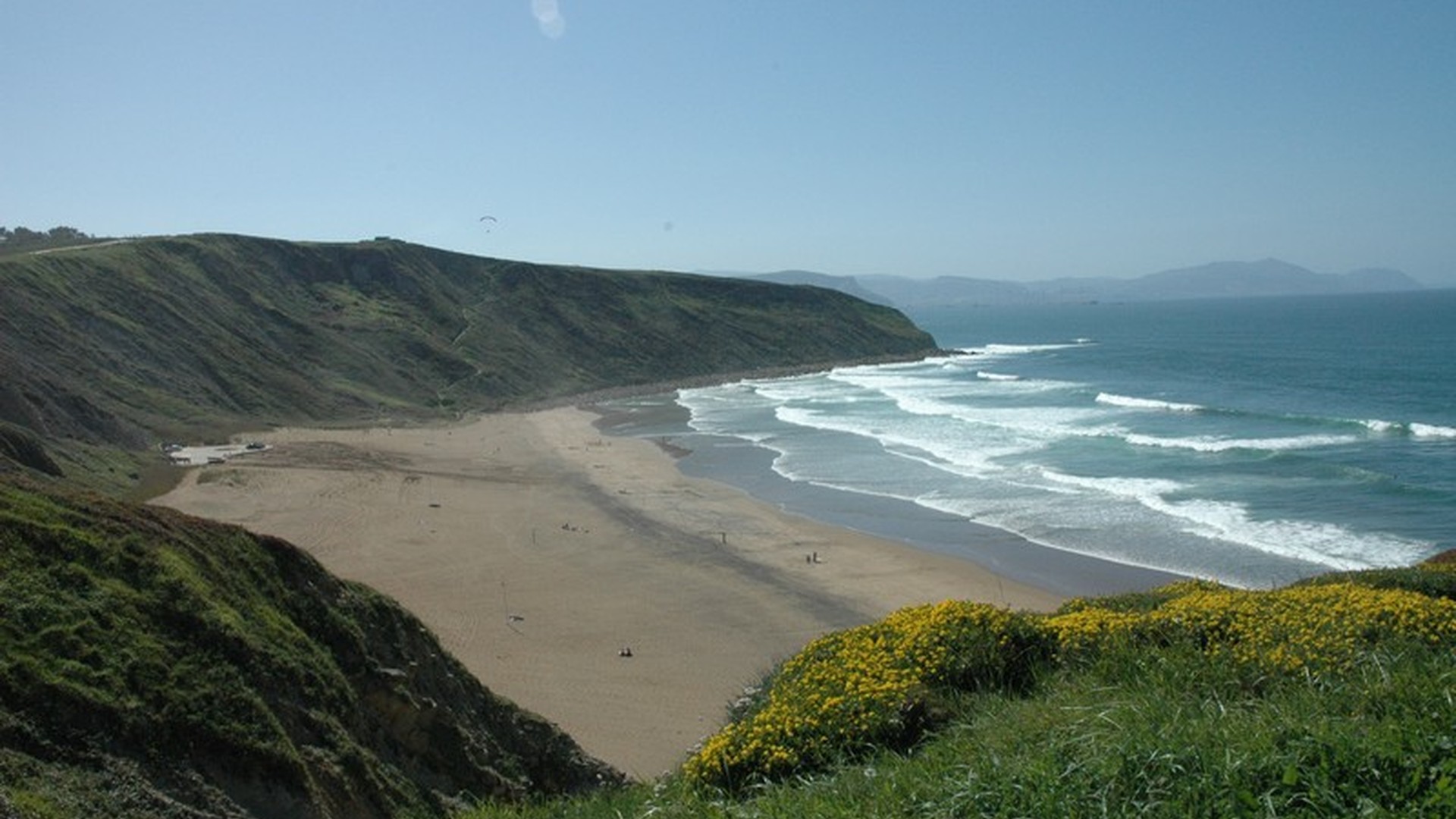 Acero Surf Eskolak Barinatxen jarraitzeko irtenbide bat eskatu die Getxo eta Sopelako udalei