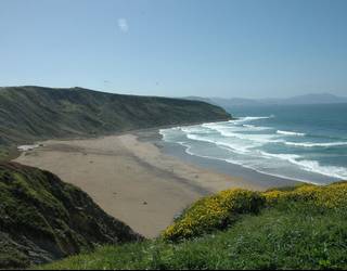 Acero Surf Eskolak Barinatxen jarraitzeko irtenbide bat eskatu die Getxo eta Sopelako udalei
