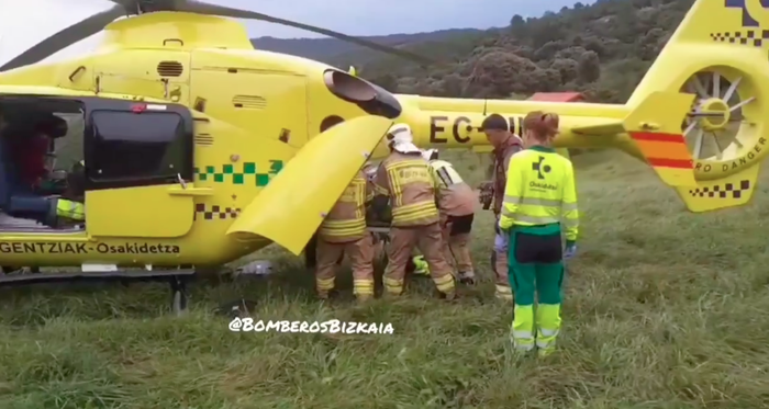 Helikopteroz eraman dute Gorlizen auto-istripu batean larri zauritutako pertsona bat