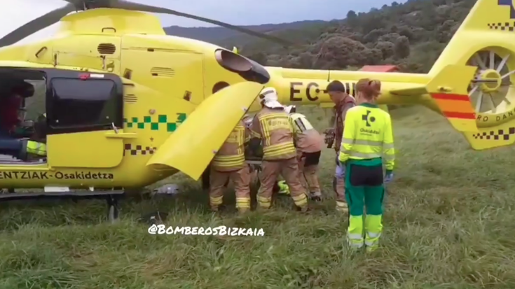 Helikopteroz eraman dute Gorlizen auto-istripu batean larri zauritutako pertsona bat