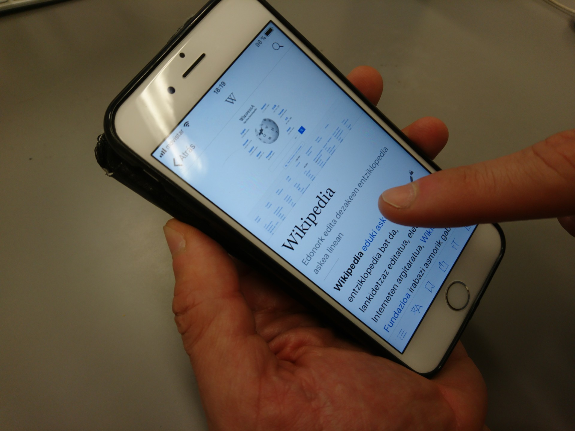 Wikipediaren aplikazioa euskaraz dago daborduko