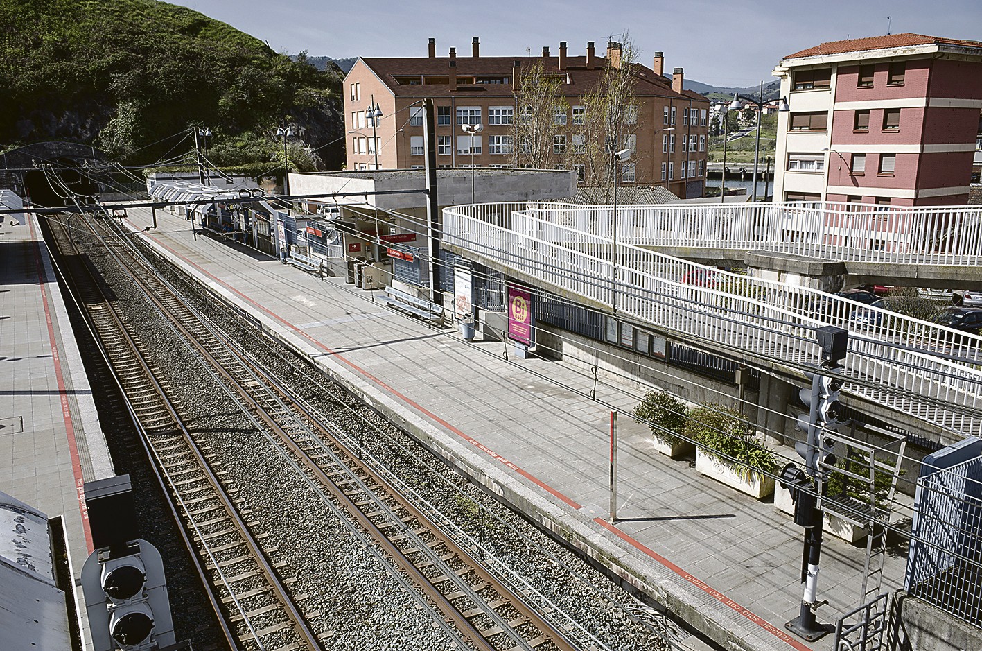 Lutxanako tren-geltokiak zerbitzu gehiago emango du