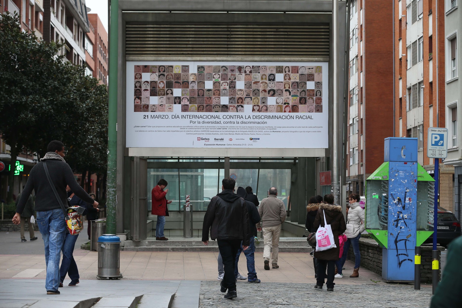 "Humanæ” argazki-erakusketaren isla, Getxo Antzokiaren fatxadan