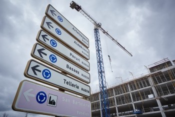 Errepide bana zabaldu dute Leioandin eta Larrakoetxen