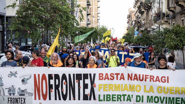 [ARGAZKI-GALERIA] Frontexen aurkako manifestazioan parte hartu du Mugak Zabalduz karabanak