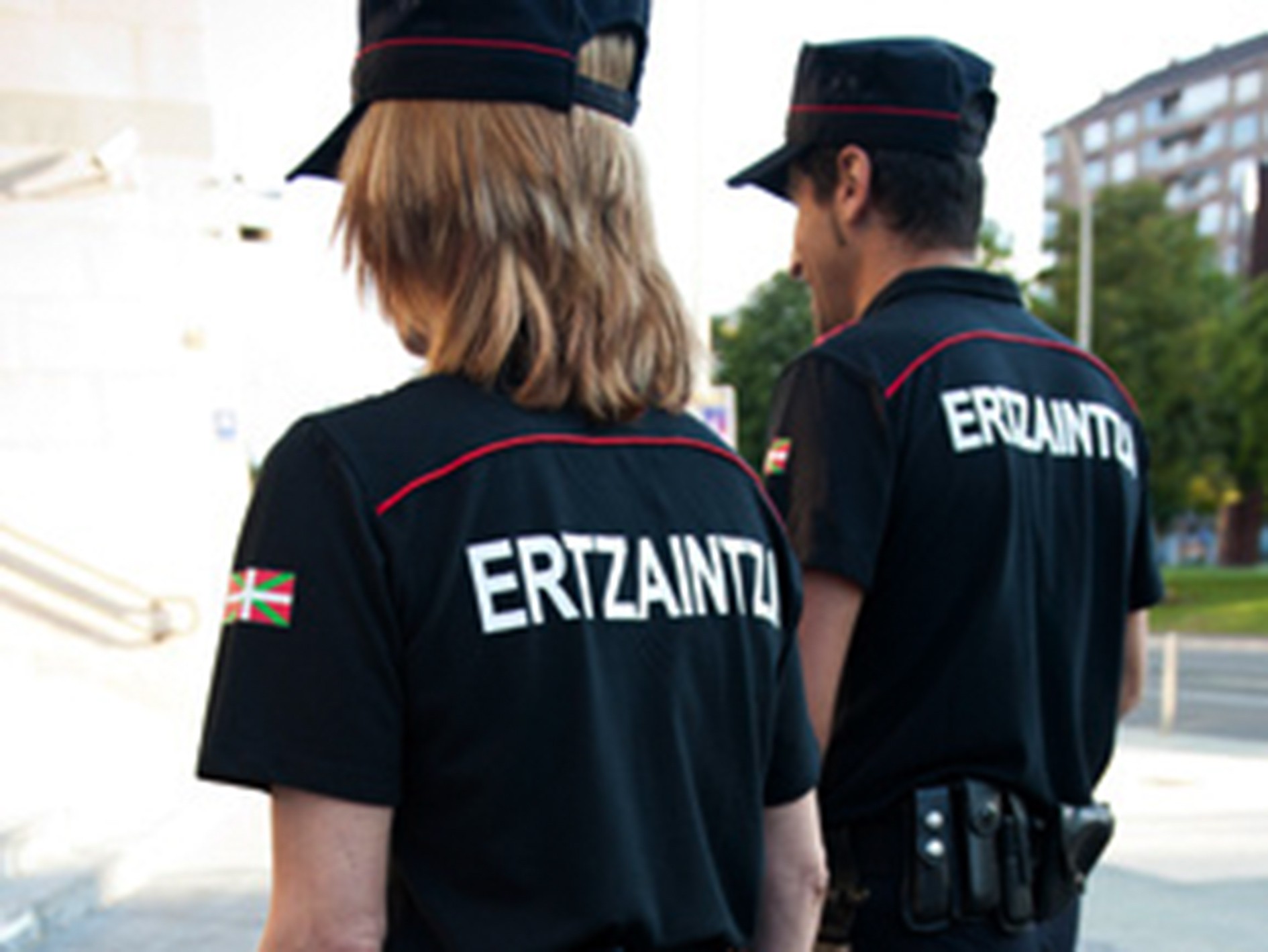 Ertzaintzak gazte bat atxilotu du Plentzian, desordena publikoa egotzita