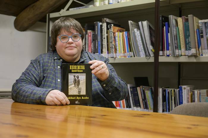 Nahikari Ayo Acebo: "Polita izan da familiaren ondarea paperean biltzea eta horrek jendearengan piztu duen interesa"