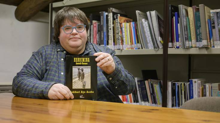 Nahikari Ayo Acebo: "Polita izan da familiaren ondarea paperean biltzea eta horrek jendearengan piztu duen interesa"