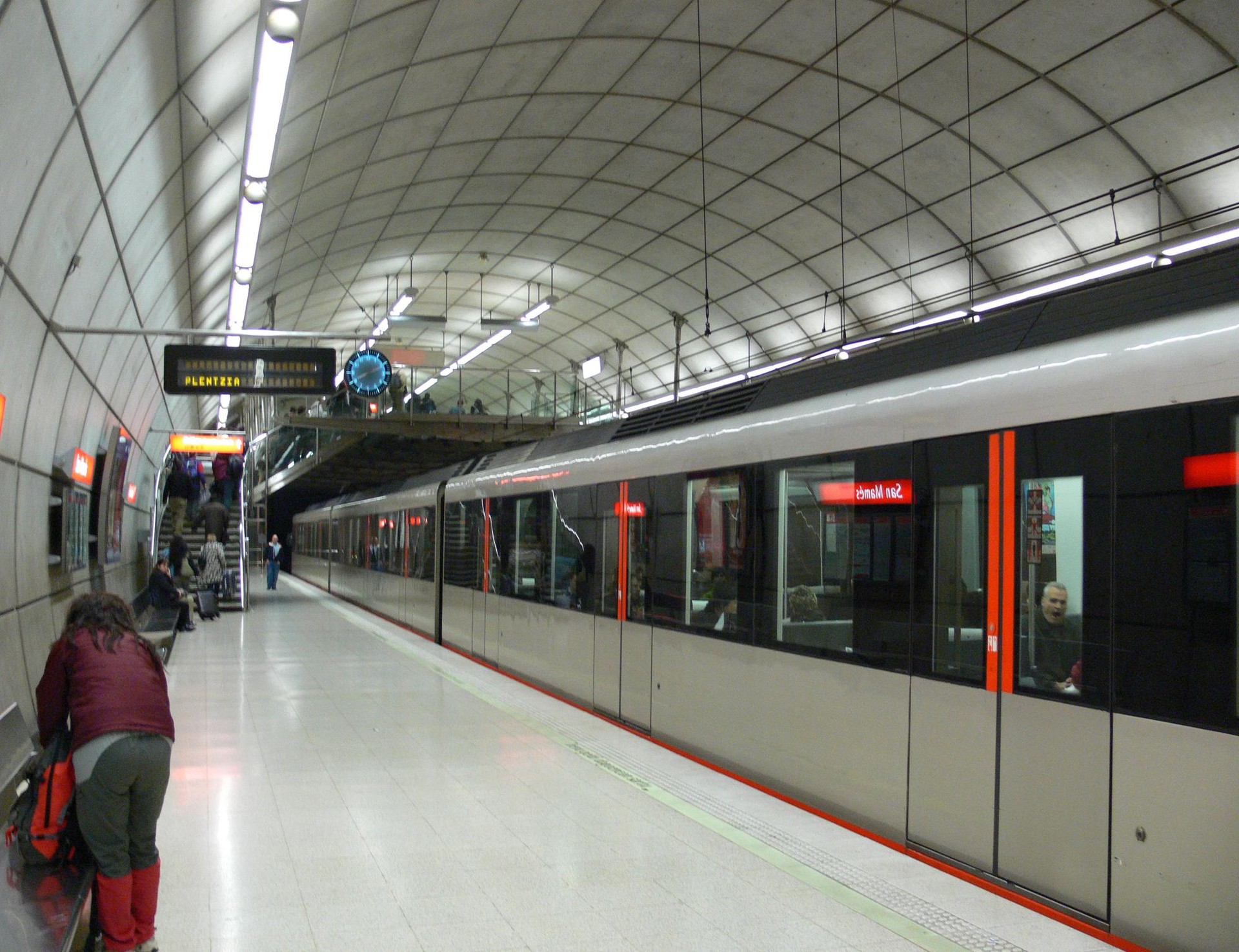 Metroaren zerbitzua birdefinitzeko unitateen eta sistemen berritzea datozen urteetan planteatuko dutela iragarri du Etxanobek
