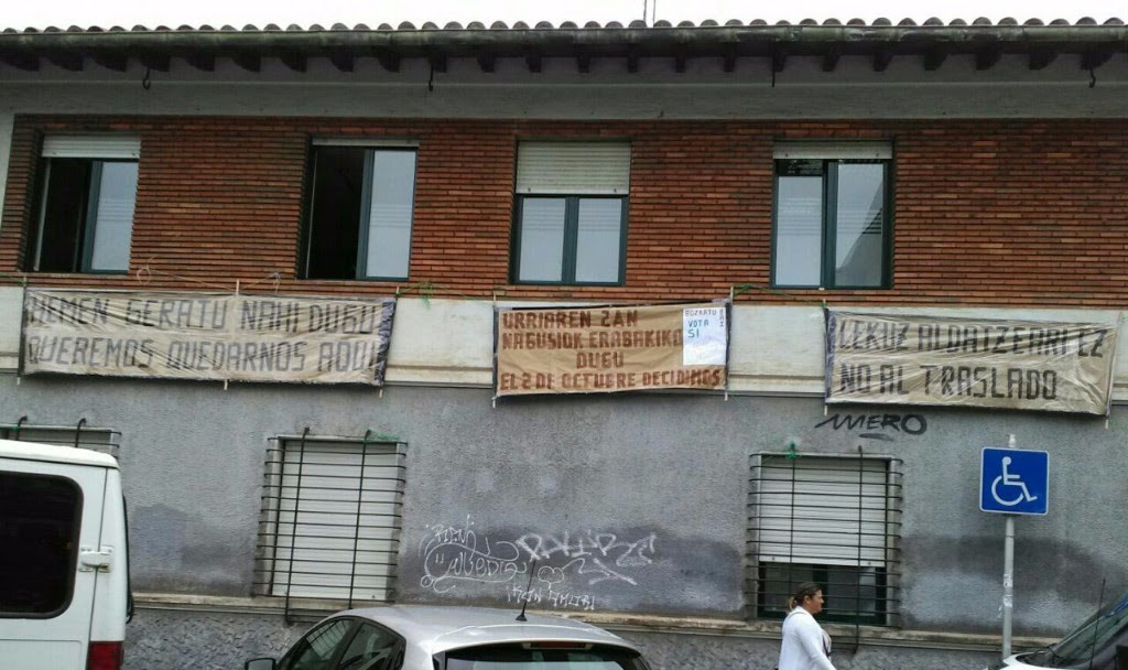 Lekualdatzearen kontra agertu dira Ibar Nagusien Etxea elkarteko bazkideak