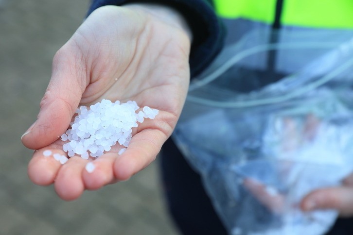 Plastikoaren neurrigabeko erabilera, jomugan