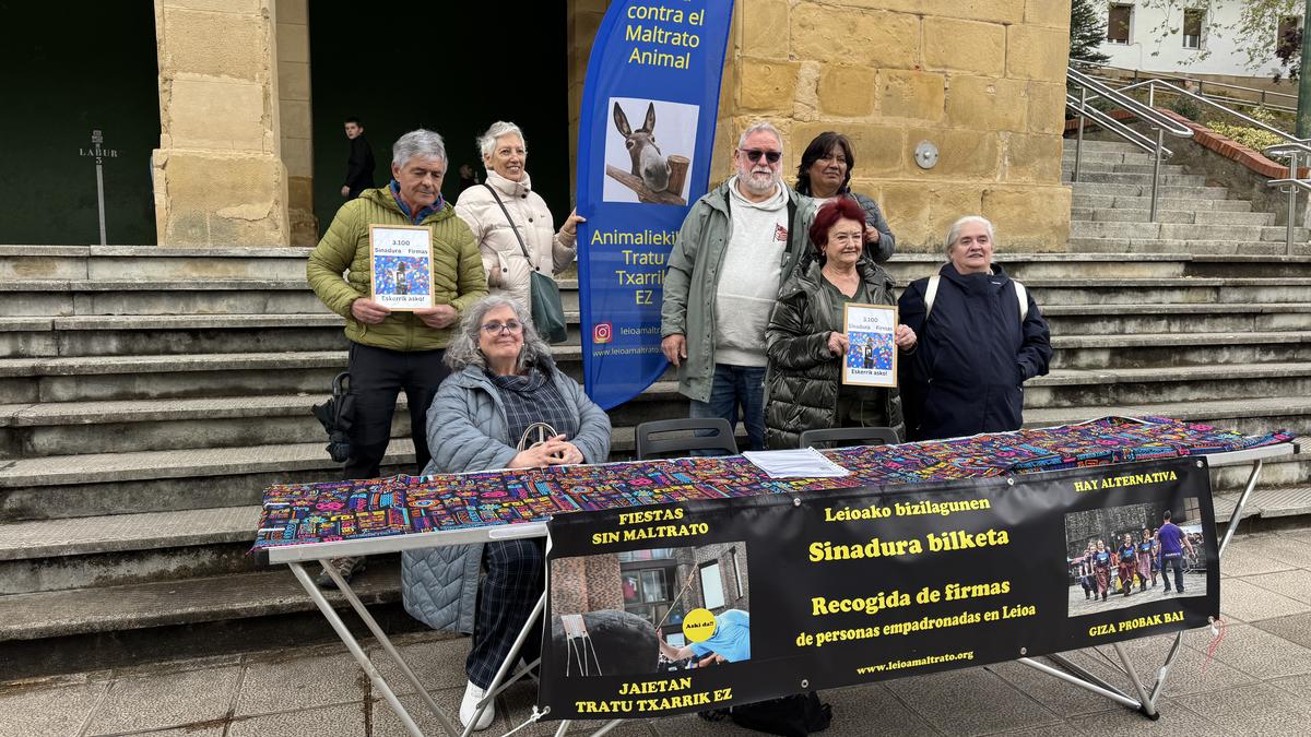 Animaliekiko tratu txarrik ez! taldeak 3.100 sinadura aurkeztu ditu Leioako Udalean, asto-probak ordezkatzeko herri ekimena bultzatzeko