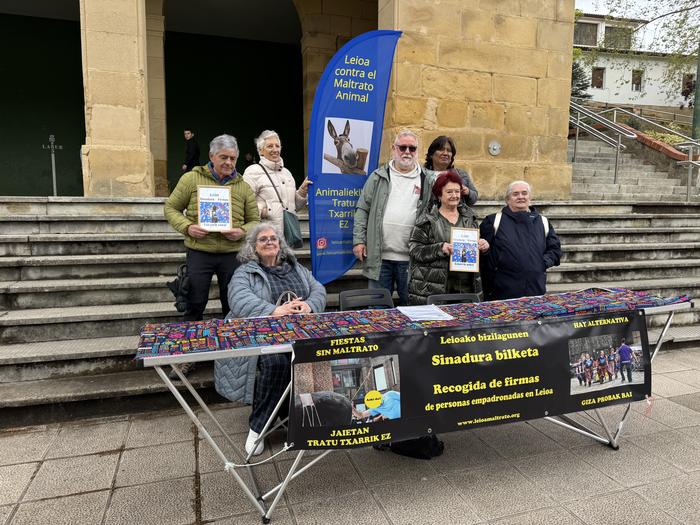 Animaliekiko tratu txarrik ez! taldeak 3.100 sinadura aurkeztu ditu Leioako Udalean, asto-probak ordezkatzeko herri ekimena bultzatzeko