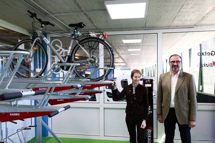 Bizikletaz mugitzen diren getxoztarrek badute, hemendik aurrera, bizikleta lasai uzteko leku bat gehiago