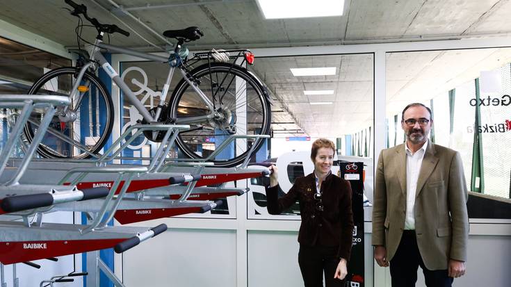 Bizikletaz mugitzen diren getxoztarrek badute, hemendik aurrera, bizikleta lasai uzteko leku bat gehiago