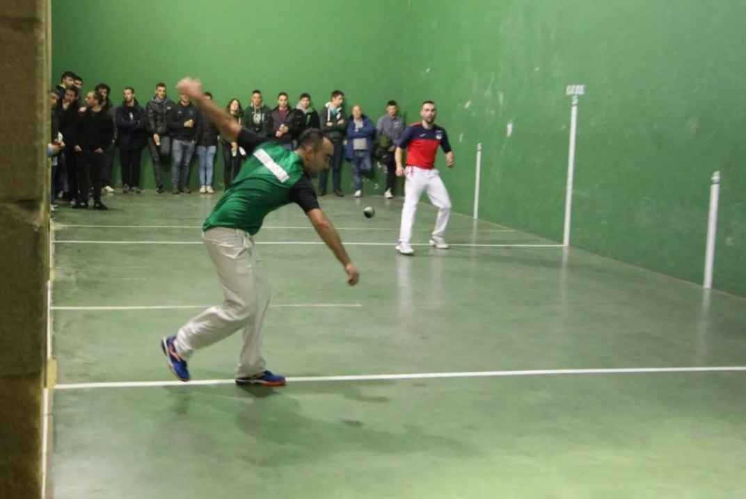 Leioako pala eta eskupilota final handiak jokatuko dituzte gaur udaletxeko frontoian