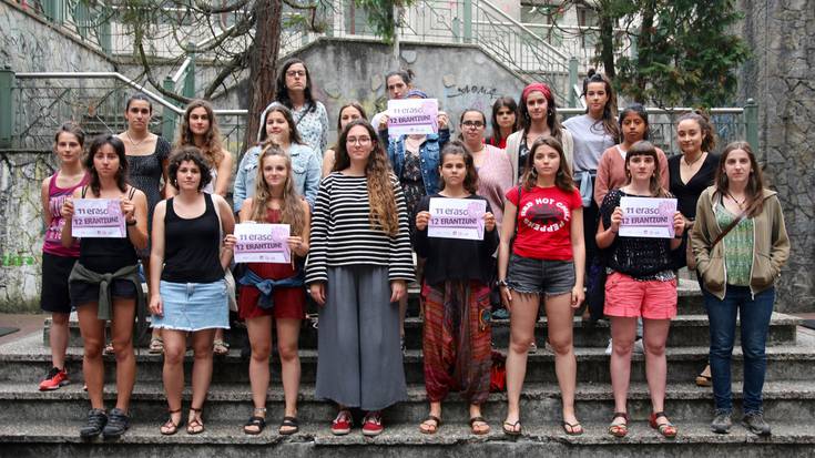 Jai seguruak eta askeak aldarrikatu dituzte Uribe Kostako neska gazte feministek