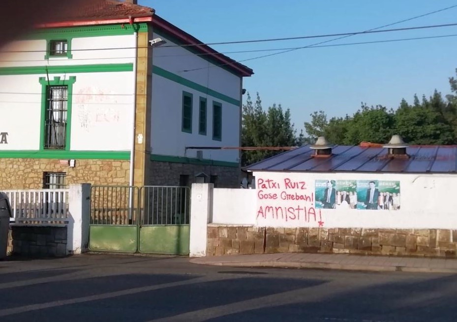 Pintaketak egin dituzte Erandiogoikoako Batzokian