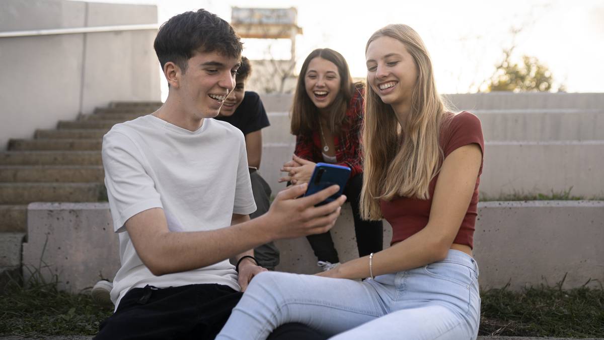 Sopelak "Geurea erabil dezakezu" kanpaina abiatu du, nerabeei lehen mugikorra beranduago ematea sustatzeko