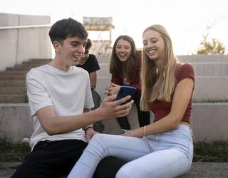 Getxok "Gurea erabil dezakezu" kanpaina abiatu du, nerabeei lehen mugikorra beranduago ematea sustatzeko