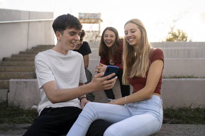 Getxok "Gurea erabil dezakezu" kanpaina abiatu du, nerabeei lehen mugikorra beranduago ematea sustatzeko