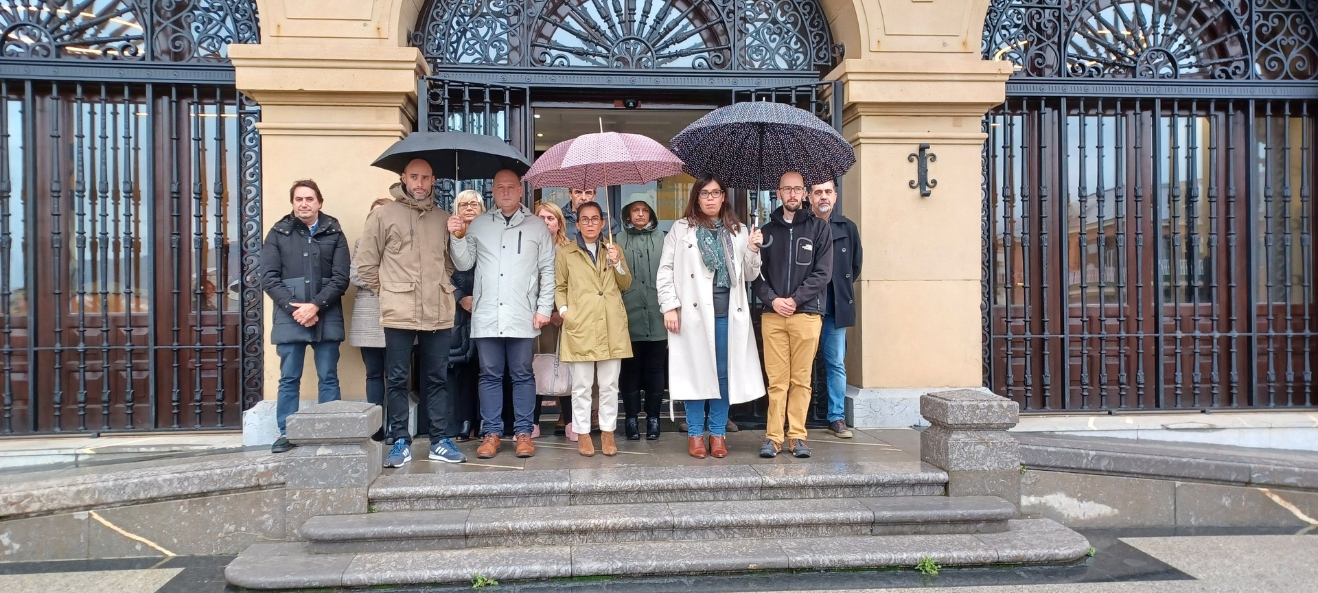 Memoriaren Eguna dela eta, elkarretaratze isila egin dute Getxoko udal ordezkariek, popularrek izan ezik