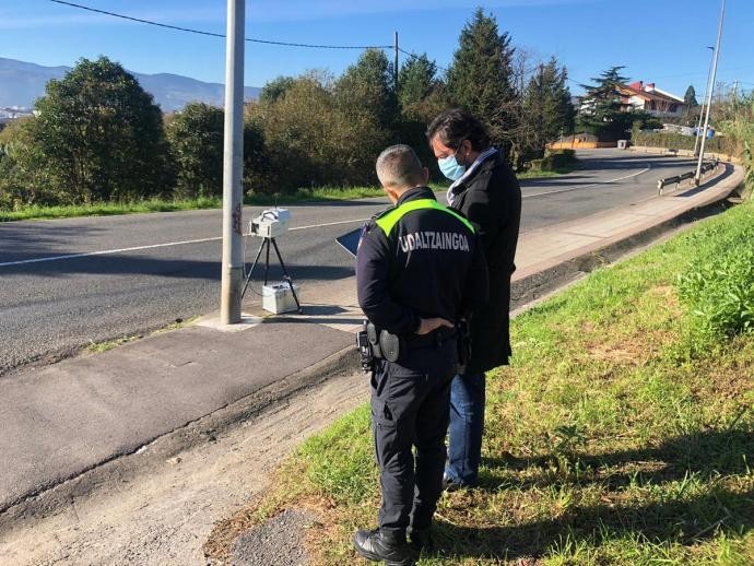 Ibilgailuen abiadura kontrolatzeko radar-mugikor bat erabiltzen hasiko dira Leioako kaleetan