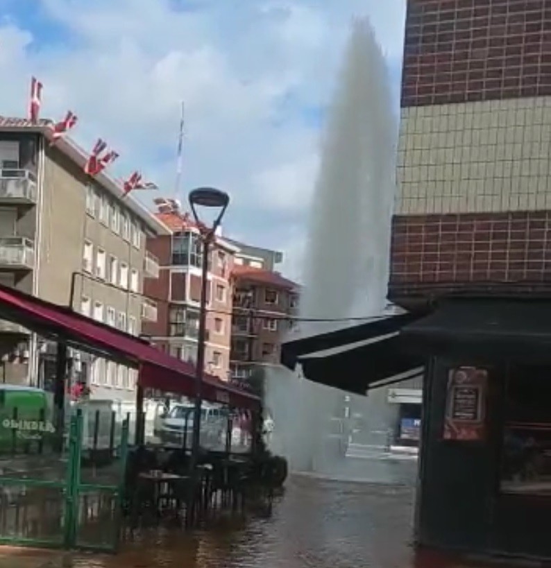 Ur-hodi baten lehertzeak hornidura barik utzi ditu Leioako kale batzuk