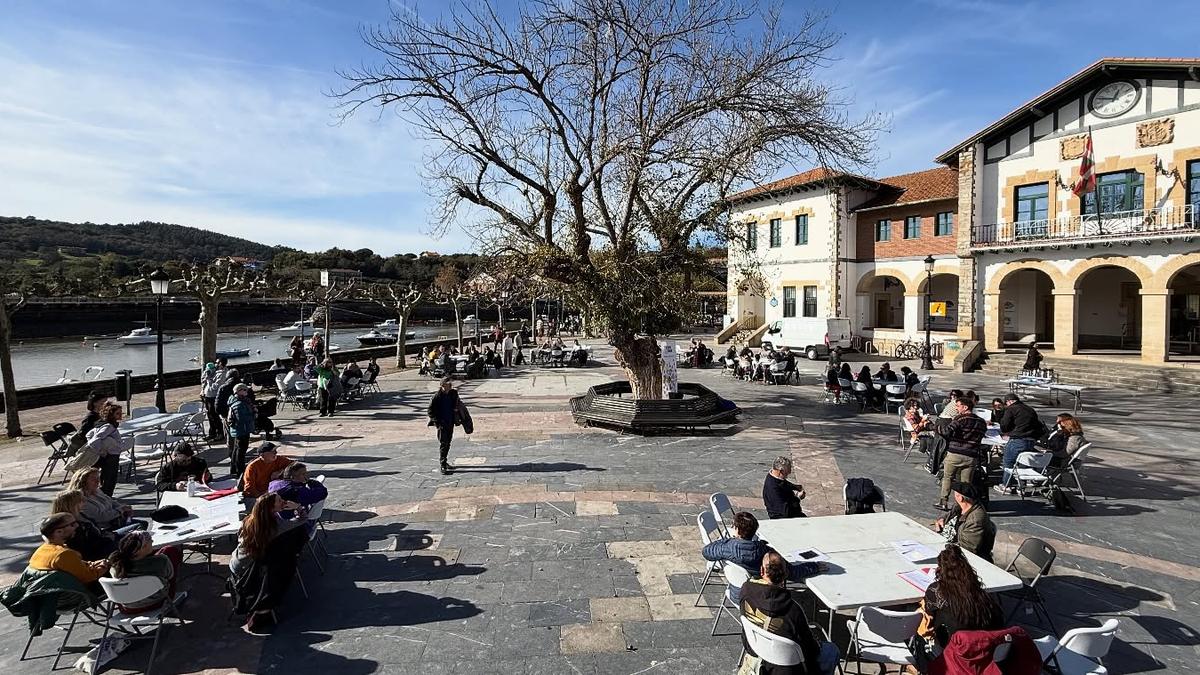 Plentzian "Ehun Bai Hitz" ekimenak euskararen aldeko urrats kolektiboari ekin dio