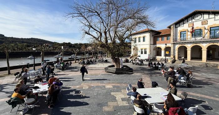 Plentzian "Ehun Bai Hitz" ekimenak euskararen aldeko urrats kolektiboari ekin dio