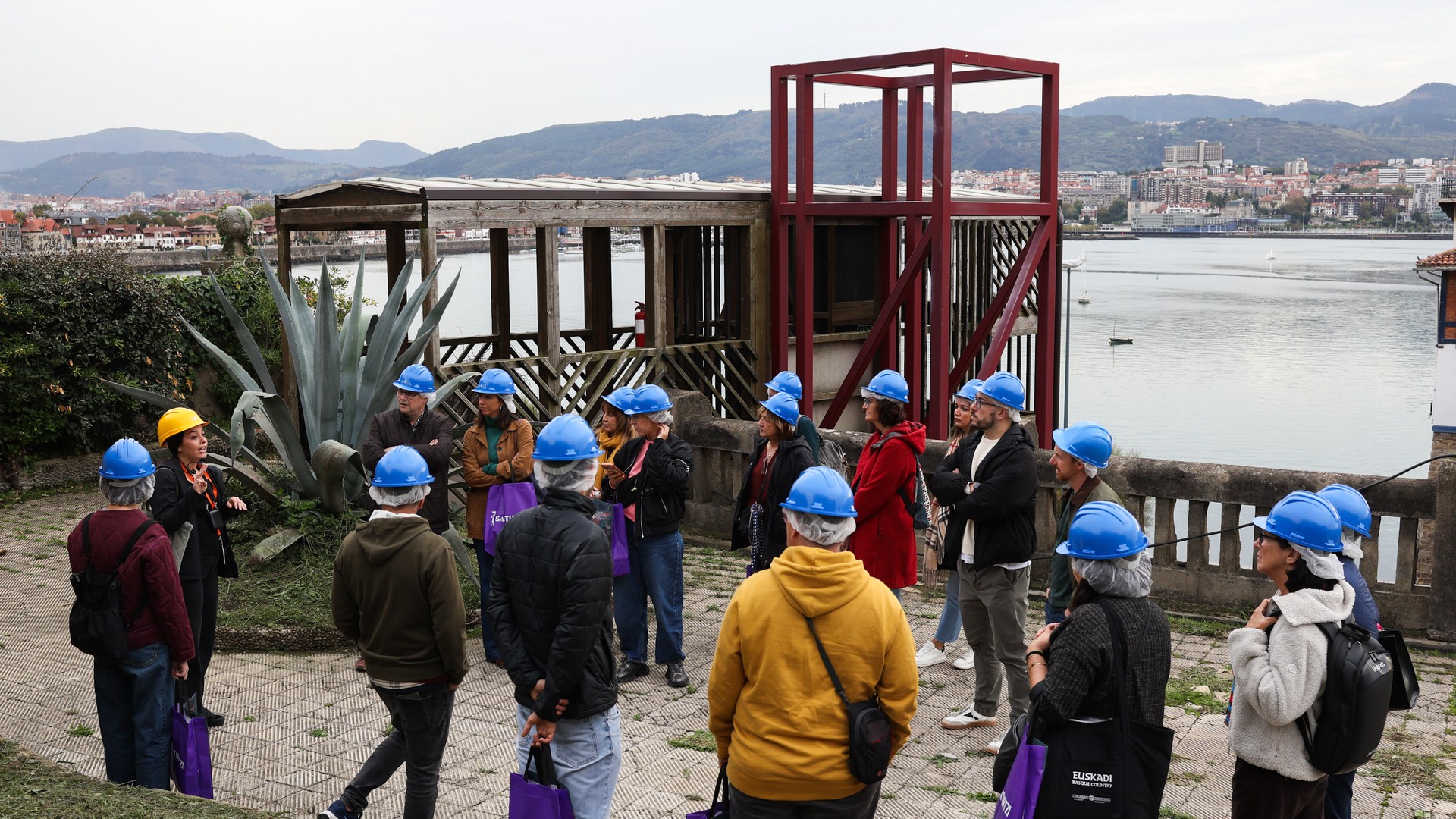 Euskal Herriko 40 turismo-bulegoetako profesionalek Abrako Badia bisitatu dute