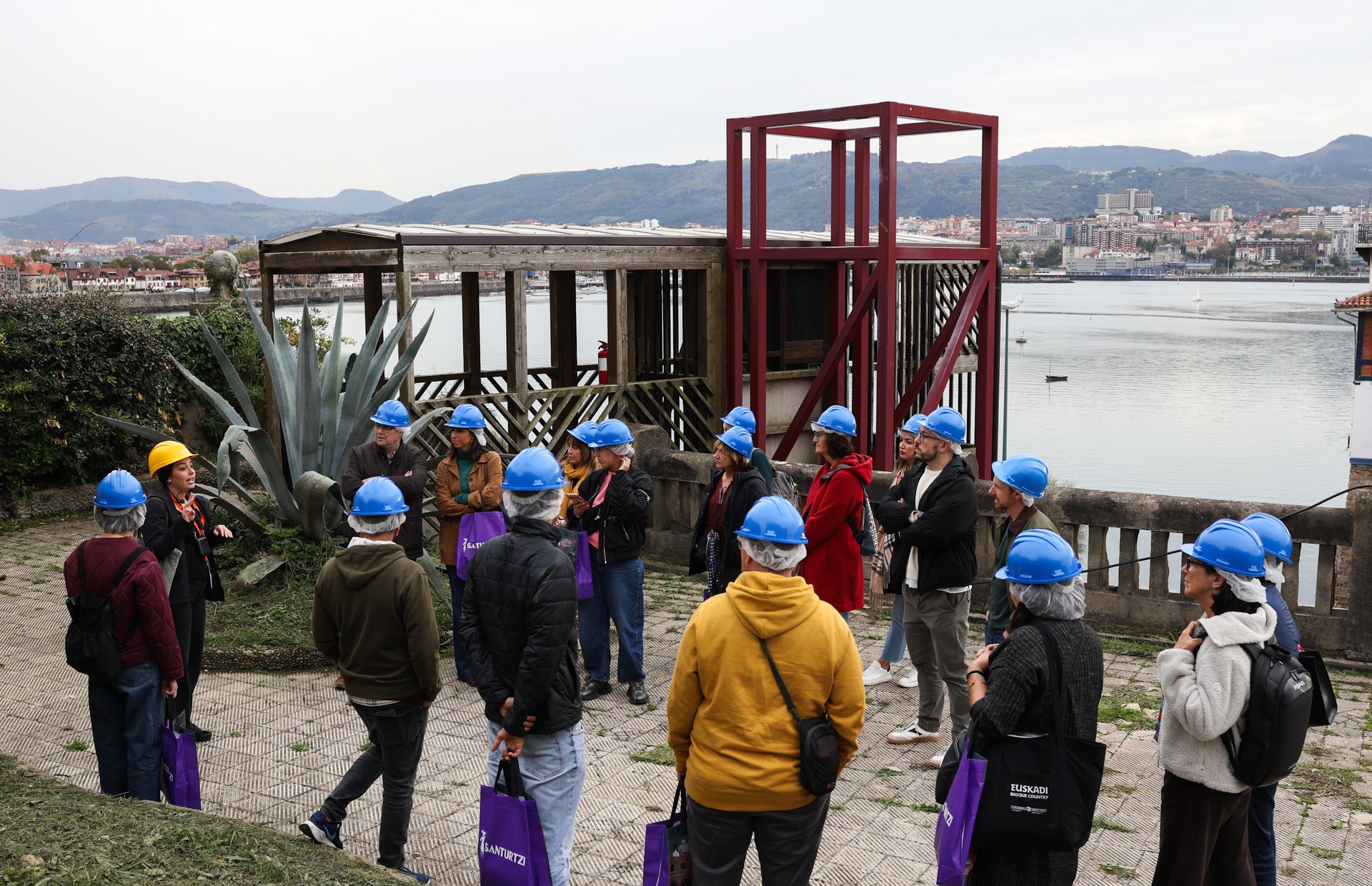 Euskal Herriko 40 turismo-bulegoetako profesionalek Abrako Badia bisitatu dute