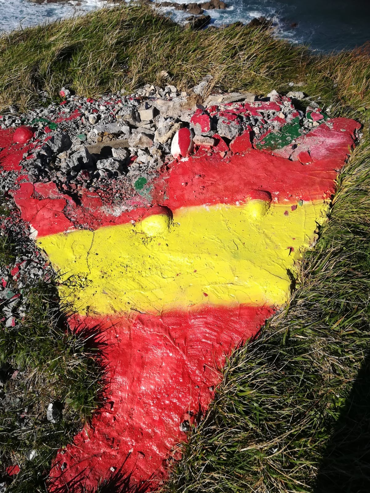 David eta Mario Alvarez anaien omenezko monolitoa suntsitu eta Espainiako banderaren koloreez margotu dute