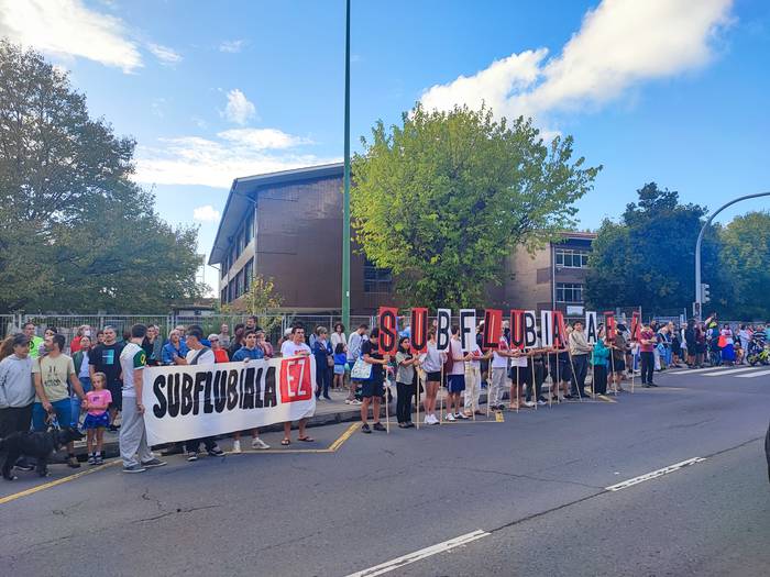 Subflubiala Ez! plataforma Artaza-Romo institutua defendatzeko elkarretaratu zen atzo