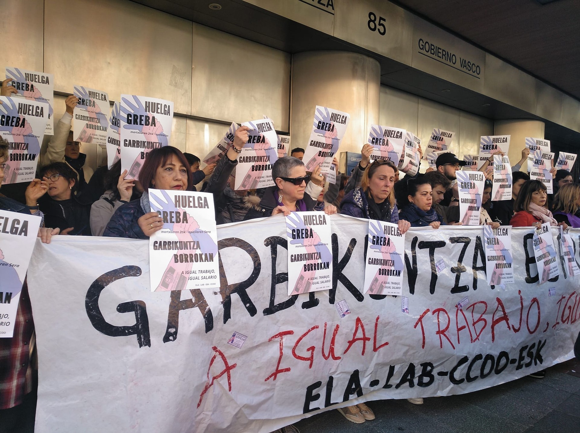 Orain hiru aste itxita dauden ikastetxeetara garbitzaileak bidaltzea salatu du LABek
