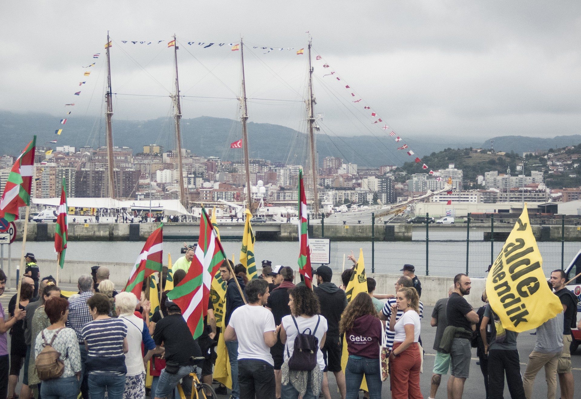 [ARGAZKI-GALERIA] 'Juan Sebastian Elcano' ontziaren aurka bildu dira 50 lagun inguru