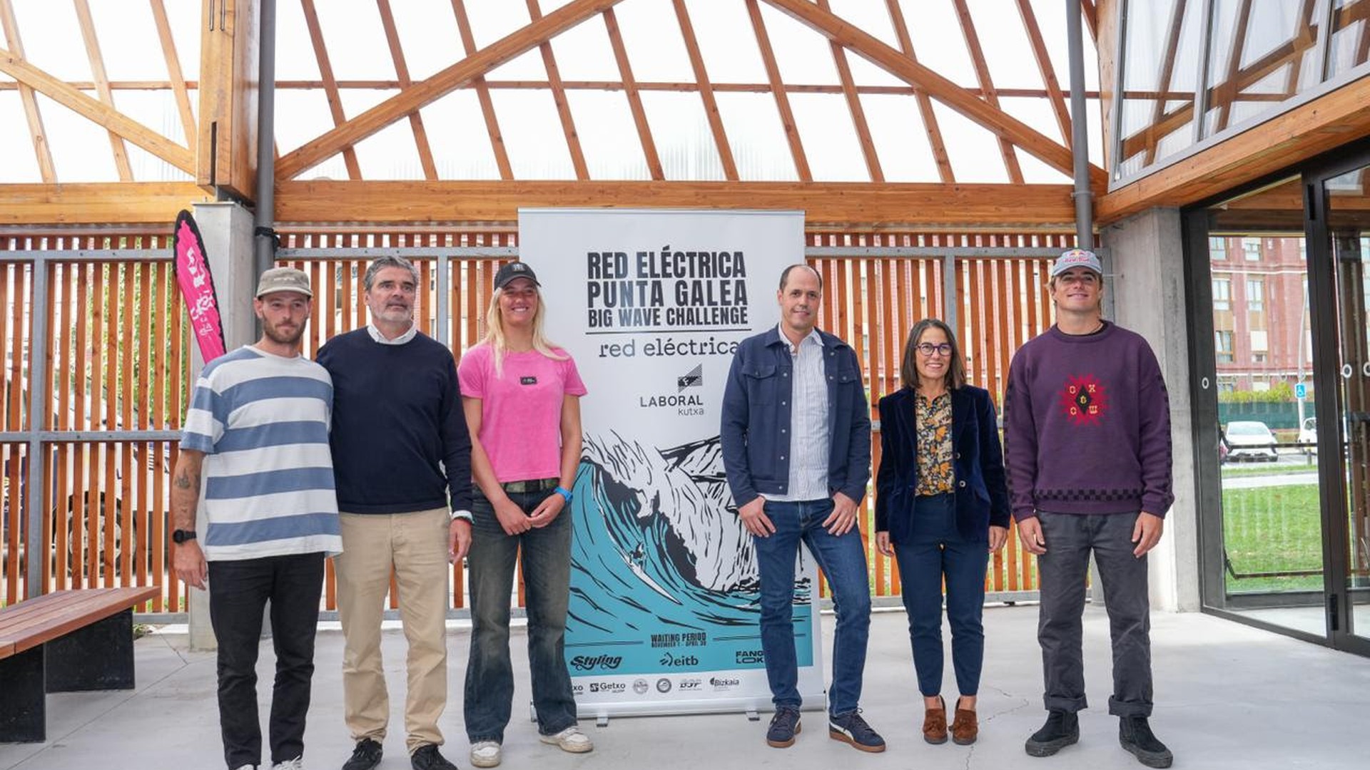 Punta Galeako olatu handien txapelketa bueltan da, 30 surflarigaz eta 30.000 euro saritan
