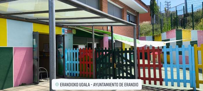 Astrabuduko Haurreskolako familiek salatu dute "onartezina" dela euren seme-alabak 30 graduren gainetik egotea eskolan