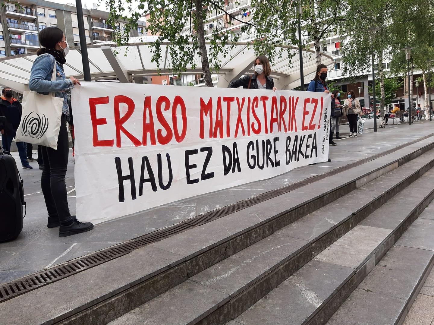Asteburuan Erandion gertatutako eraso matxista salatzeko elkarretaratzea egin dute