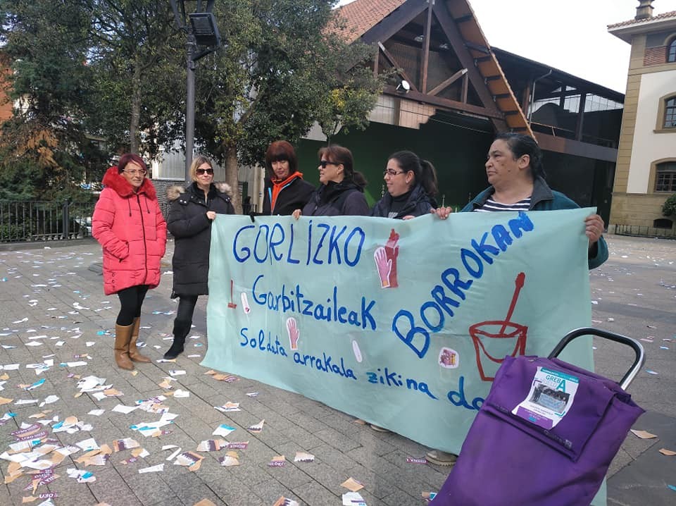 Udal-eraikinetako garbitzaileak, baldintza duinen aldeko greban