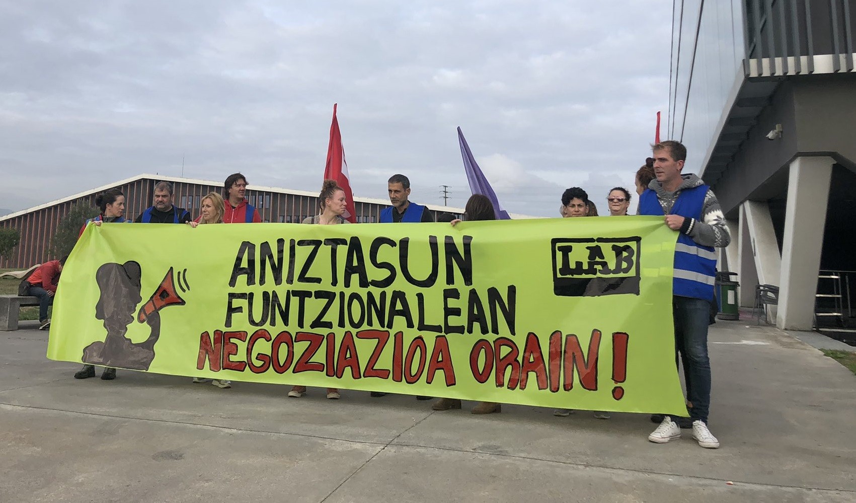 Aniztasun funtzionaleko sektoreko langileek protesta egin dute Leioako EHUko campusean