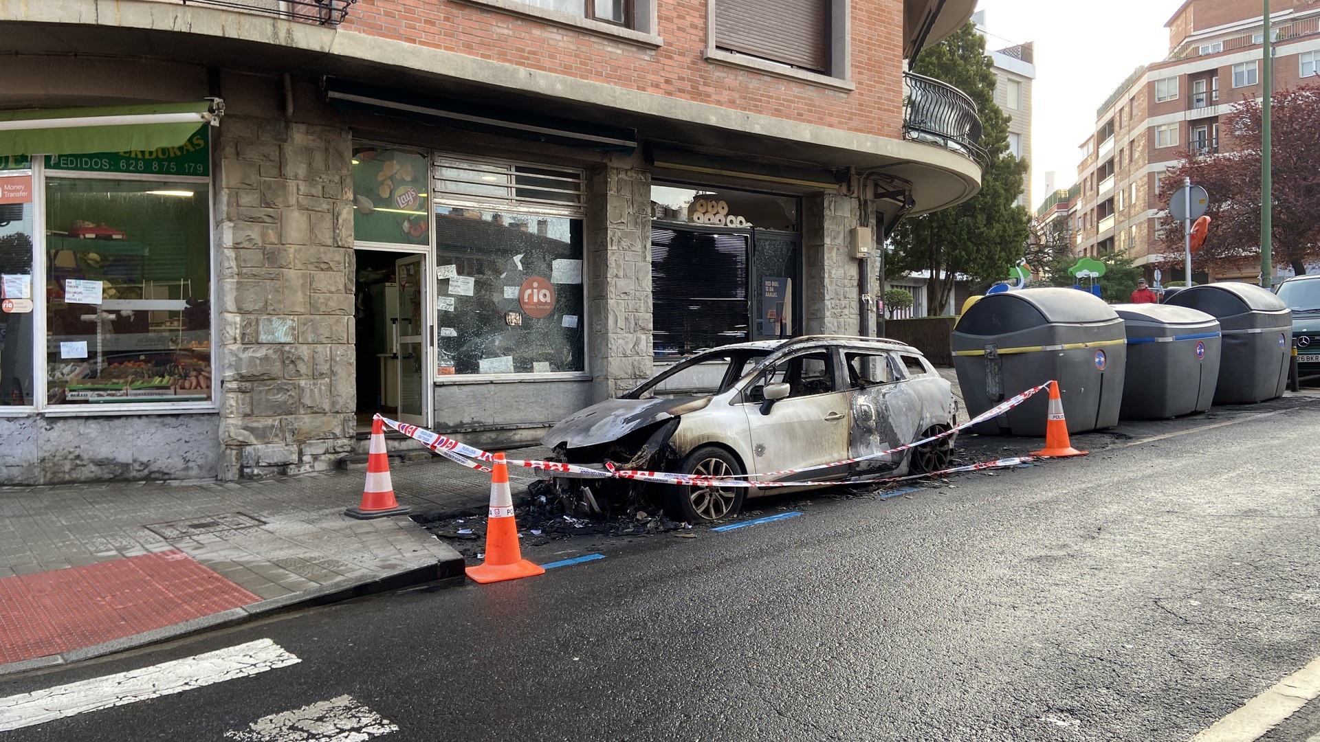 Sute batek auto bat eta hainbat edukiontzi kiskali ditu Algortan