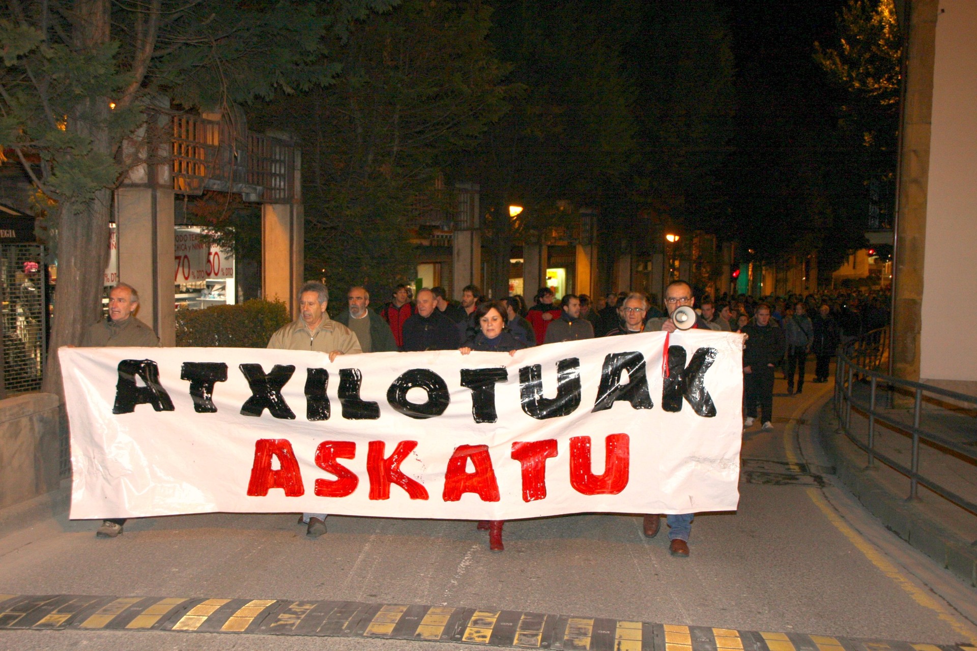 Atxiloketak salatuko dituzte iluntzean Itzubaltzetan