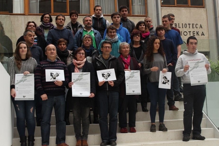 Euskal presoek EHUn ikasteko aldarria zabaltzeko dinamika aurkeztu dute Leioako campusean
