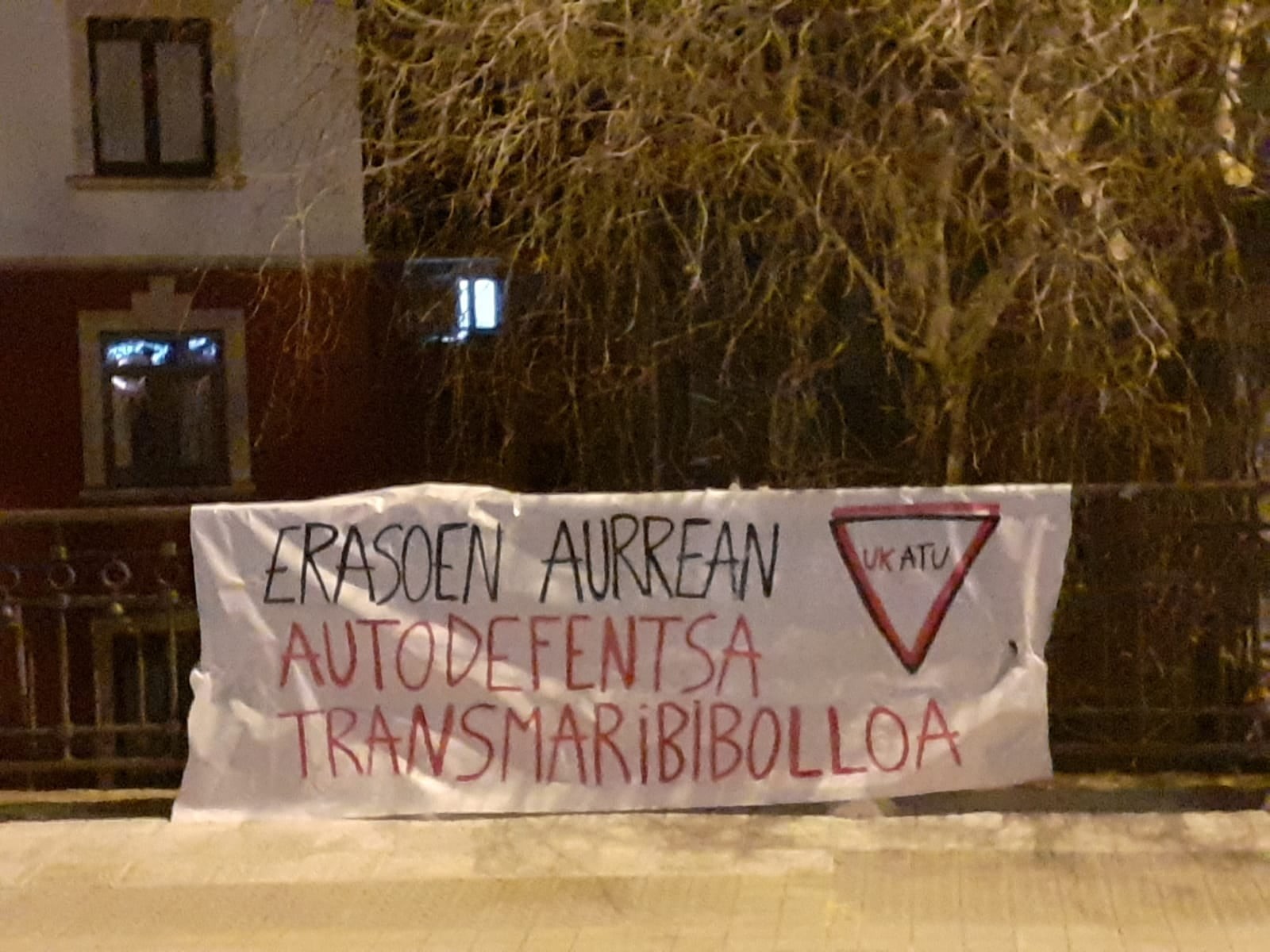 Zapatuko eraso homofoboa salatu eta heteroaraua suntsitzeko deia egin du Ukatu asanblada transmaribibolloak